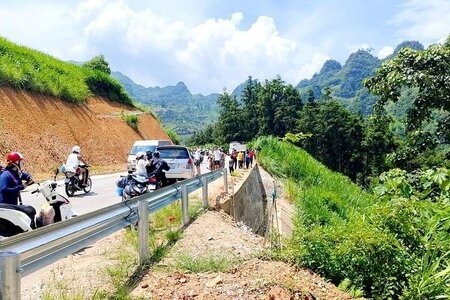 Ô tô lao xuống vực bốc cháy, 2 người thương vong ở Hà Giang