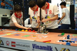 Các thí sinh Robotacon Wro 2024 cùng Vinamilk trở thành 'Đồng minh trái đất'