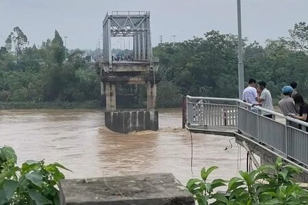 Cầu Phong Châu (Phú Thọ) bất ngờ sập xuống một đoạn dài