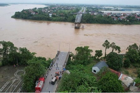 Bước đầu xác định có 10 ô tô, 2 xe máy và 13 người bị cuốn trôi trong vụ sập cầu Phong Châu 