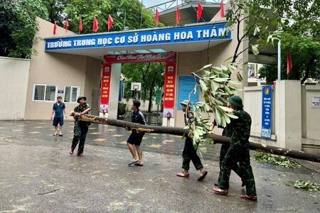 Hỗ trợ học phí cho học sinh bị ảnh hưởng bởi bão lũ