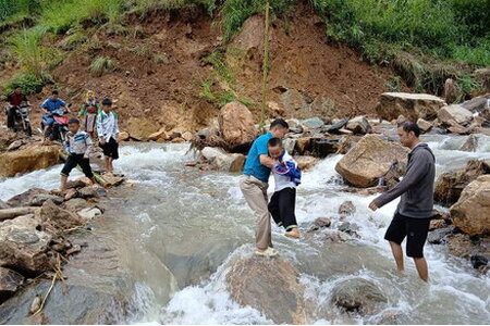 Xúc động hình ảnh thầy cõng trò qua suối đến trường nơi núi rừng Trạm Tấu