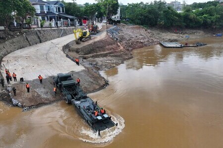 Bắc cầu phao tại khu vực cầu Phong Châu trong hôm nay