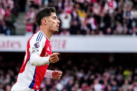 Arsenal ngược dòng, Havertz sánh ngang Van Persie