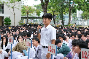Thầy trò lớp 12 mong sớm công bố đề án tuyển sinh 2025