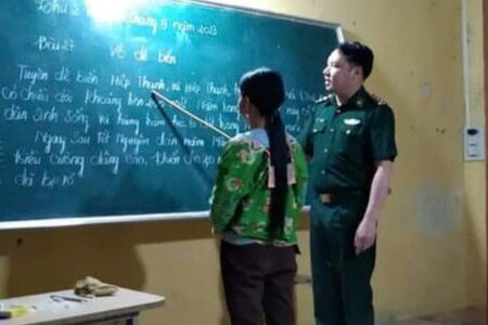 Thầy giáo mang quân hàm xanh hơn 20 năm cõng chữ lên bản vùng biên