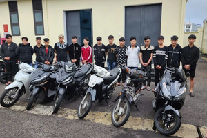 Bắt giam 12 thanh thiếu niên dùng hung khí đi đánh nhau làm náo loạn khu phố