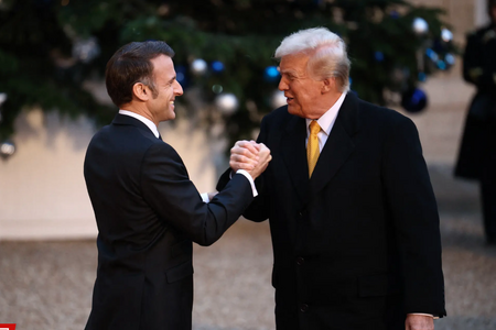 Bắt tay áp đảo ông Macron, thờ ơ với ông Zelensky: Ông Trump gây bão ở Paris