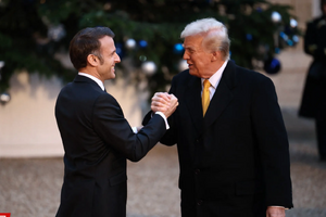Bắt tay áp đảo ông Macron, thờ ơ với ông Zelensky: Ông Trump gây bão ở Paris