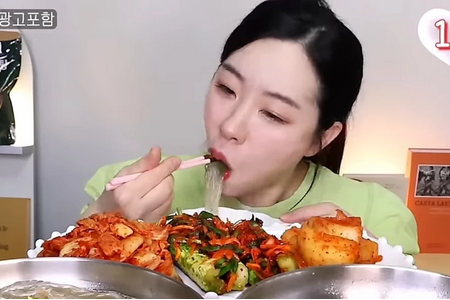 Cảnh báo trào lưu 'ăn thùng uống vại': Hại sức khỏe từ trò mukbang