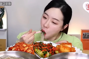 Cảnh báo trào lưu 'ăn thùng uống vại': Hại sức khỏe từ trò mukbang