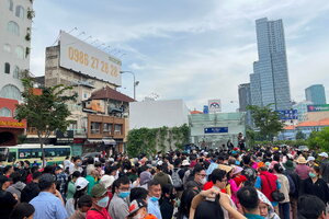 TPHCM: Người dân xếp hàng chờ trải nghiệm Metro số 1