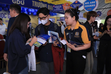 Nhiều trường đại học tăng học phí: Cách nào giảm gánh nặng cho người học?