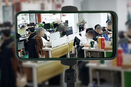 Nhân viên "kêu trời" vì bị livestream làm việc cuối tuần