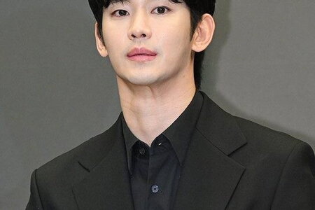 Kim Soo Hyun bỏ túi hàng chục triệu USD sau bê bối tình ái