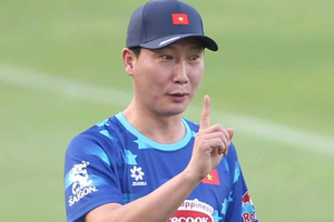 HLV Kim Sang-sik thay tiền đạo ở trận đấu với Man United