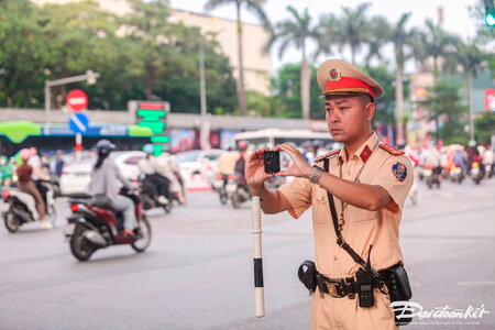 Hà Nội dùng camera 'siêu nhỏ' ghi hình phạt nguội giao thông