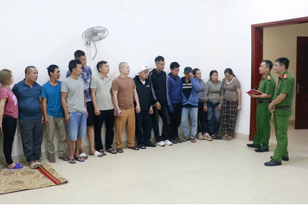 Phá ổ nhóm đánh bạc giữa rừng cao su