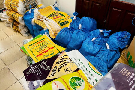 Khởi tố nhóm đối tượng bán hơn 17,3 tấn gạo giả thương hiệu Gạo ST25 Ông Cua
