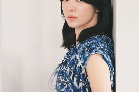 Thời trang tối giản của Song Hye Kyo nhận mưa lời khen