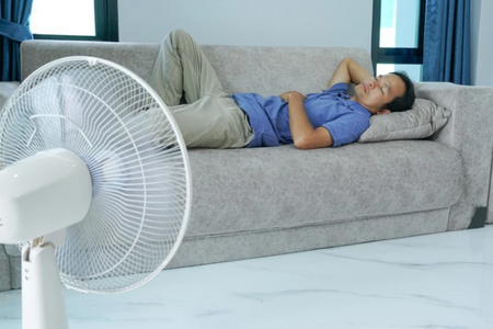 Bốn nguy cơ sức khỏe khi bật quạt suốt đêm