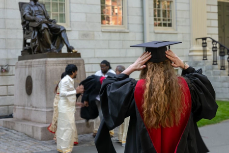 Dừng cấp visa cho du học sinh Harvard
