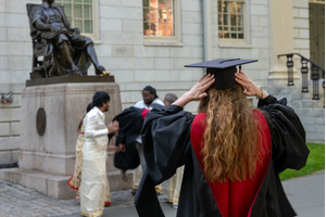 Dừng cấp visa cho du học sinh Harvard