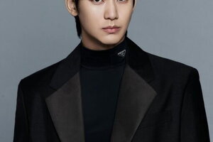 Kim Soo Hyun chễm chệ giành vị trí top 1 sao Hàn mặc bê bối chấn động