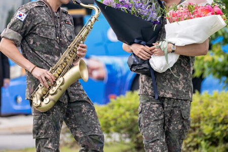 Người hâm mộ hò reo chào đón RM và V (BTS) xuất ngũ