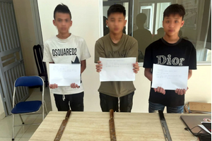 Bắt nhóm 'cướp nhí' mang kiếm chém người trong đêm