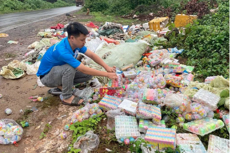 Bánh kẹo, đồ chơi trẻ em bị vứt thành đống bên đường ở Gia Lai