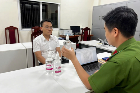 Phó Chủ tịch thị trấn bị bắt vì sản xuất 50.000 chai cồn giả