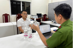 Phó Chủ tịch thị trấn bị bắt vì sản xuất 50.000 chai cồn giả