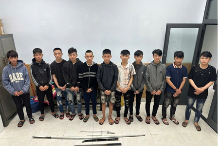 Tạm giam 8 thanh thiếu niên chém người gây náo loạn đường phố