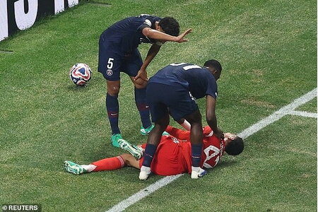 Thủ môn PSG nghẹn ngào xin lỗi cầu thủ Bayern Munich sau pha va chạm kinh hoàng