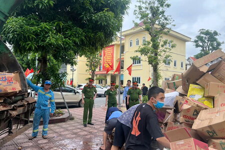 Tiêu hủy khoảng 25 tấn bánh kẹo, thực phẩm hết hạn, hàng giả