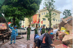 Tiêu hủy khoảng 25 tấn bánh kẹo, thực phẩm hết hạn, hàng giả