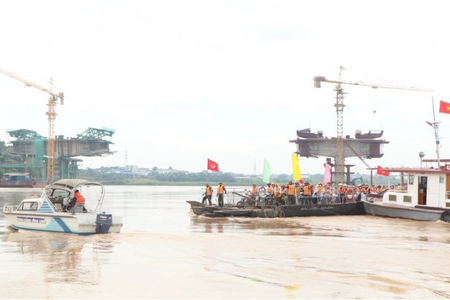 Tạm dừng vận hành phà quân sự khu vực cầu phao Phong Châu