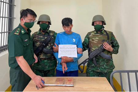 Bắt giữ thanh niên vận chuyển trái phép 2 bánh heroin từ Điện Biên sang Lai Châu