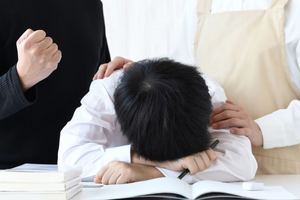 Áp lực học thêm đè nặng học sinh Singapore