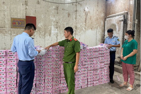 Hà Nội tạm giữ hơn 250kg hồng táo nhập lậu