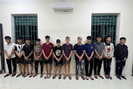 Khởi tố 12 thanh thiếu niên mang hung khí rượt đuổi nhau trên phố
