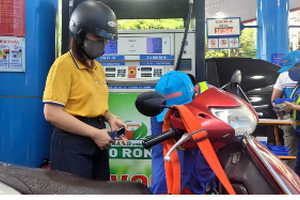 Giá xăng dầu hôm nay 12/8: Bật tăng bất ngờ, dấu hiệu cho đợt tăng giá mới
