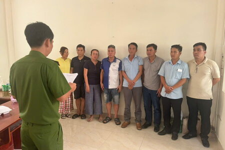 Triệt phá xới bạc hoạt động trong gara ô tô