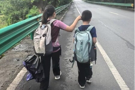 Ông bố dẫn con đi bộ 800km trong 1 tháng để rèn luyện ý chí, kiên nhẫn