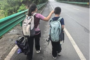 Ông bố dẫn con đi bộ 800km trong 1 tháng để rèn luyện ý chí, kiên nhẫn
