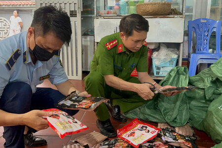 Phát hiện gần 1 tấn xúc xích 'trôi nổi' sắp tuồn ra cổng trường học