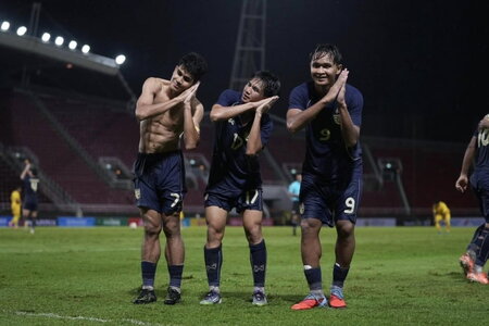 Vì sao trận U23 Thái Lan vs U23 Malaysia bị hoãn 90 phút?
