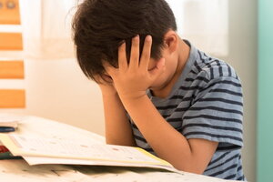 Cậu bé bị tê tay, co giật sau khi dành gần như cả ngày để làm bài tập