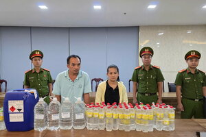 Cặp vợ chồng dùng acid chế giấm giả, bán ra thị trường hơn 1.000 lít mỗi ngày